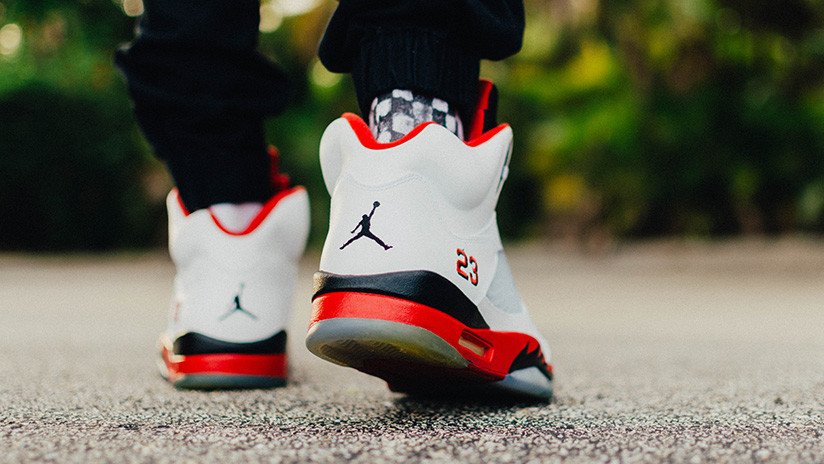 VIDEO: Alumnos regalan a su profesor unas Air Jordan 20 años después de que comprara su primer par