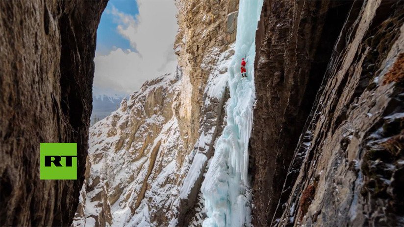 Sin trineo ni renos: Un atrevido Papá Noel escala una catarata helada en Canadá (VIDEO)
