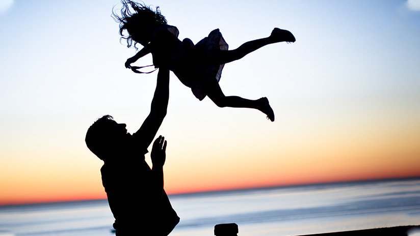 VIDEO: Un hombre logra que su hija cruce un arroyo sin mojarse (pero no hay final feliz para él)