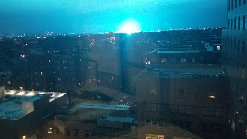 FOTOS, VIDEO: Luz azul ilumina el cielo de Nueva York (y no fueron extraterrestres)