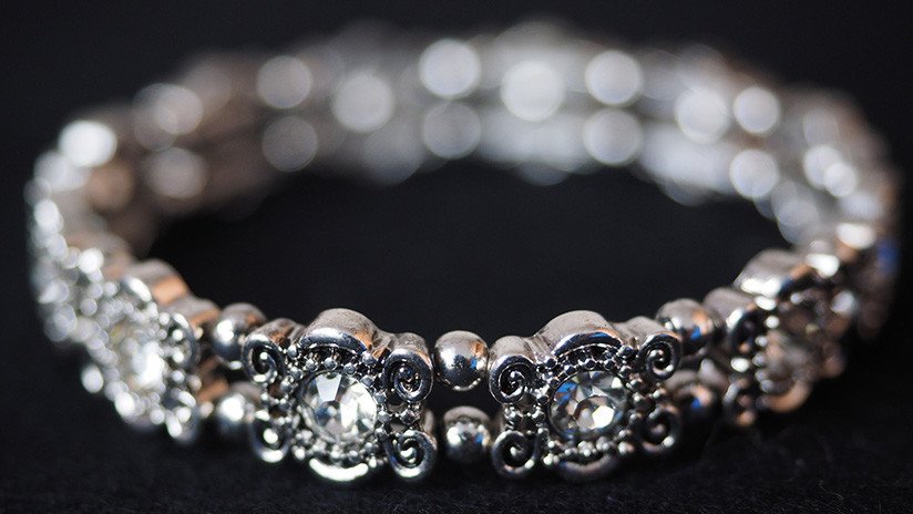 Un hombre encarga un brazalete de diamantes para su esposa y recibe una caja con 48 en su interior