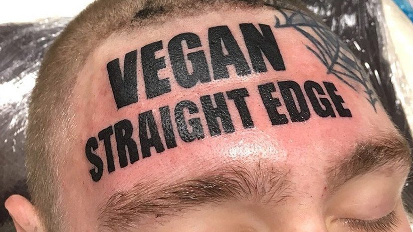 "¿Veganismo cerebral?": Se tatúa toda la frente para proclamar su estilo de vida
