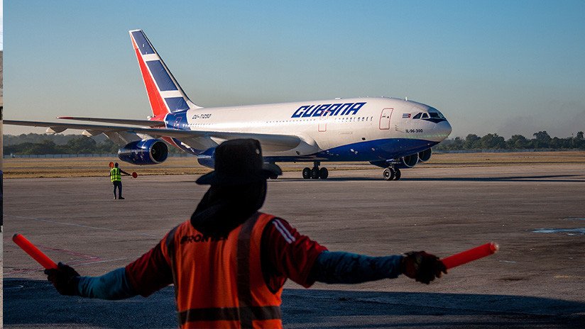VIDEO: El original baile de un guía de aviones causa furor en la Red