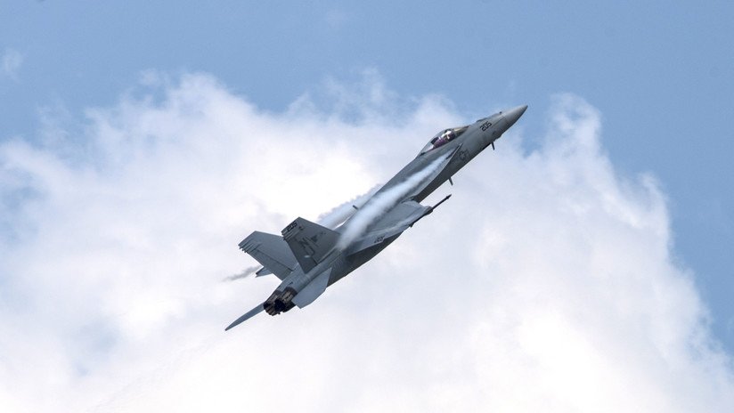 VIDEO: Momento exacto en que un rayo alcanza el casco de un piloto de caza kuwaití