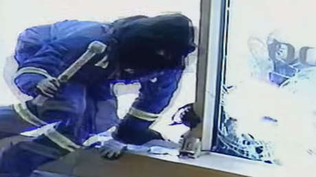 VIDEO: Empleados de una joyería repelen con espadas el ataque de ladrones 