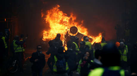 Pamela Anderson apoya a los 'chalecos amarillos' y denuncia la "violencia estructural" de las élites