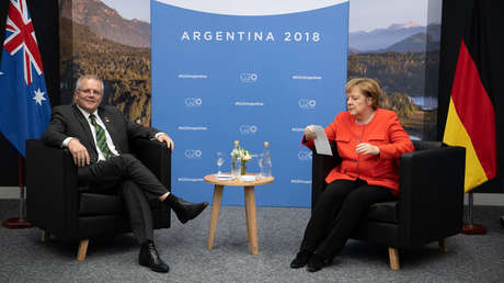 FOTOS: Pillan a Merkel con apuntes sobre primer ministro australiano mientras estaba reunida con él