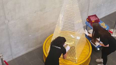 63 kilogramos de oro puro: Presentan el árbol de Navidad más caro de Europa (VIDEO)