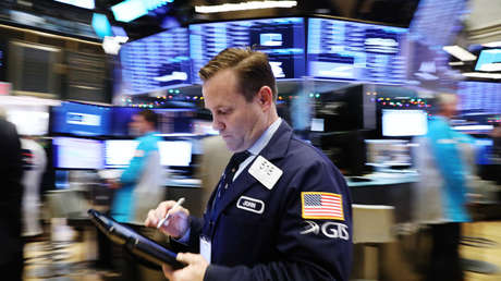 El Dow Jones se desploma y pierde más de 500 puntos