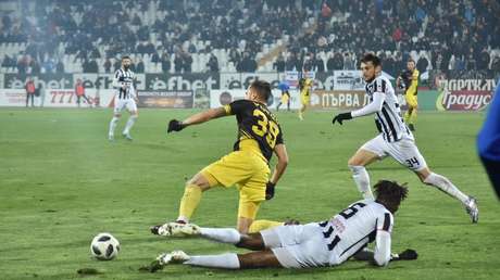 VIDEO: Futbolista marca un espectacular gol desde el medio del campo