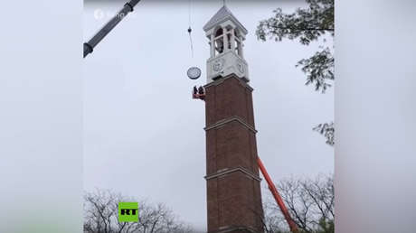 VIDEO: Dos obreros evitan por poco ser aplastados tras caer el reloj de un campanario en EE.UU.