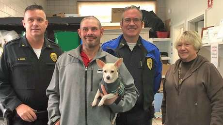 Un vagabundo halla 17.000 dólares junto a un banco de alimentos y los entrega