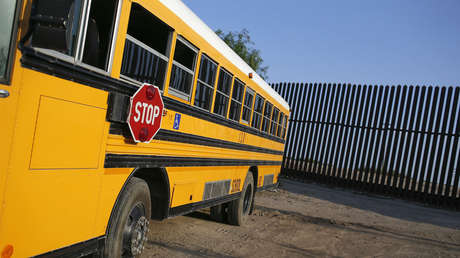 VIDEO: Obliga a su hija a caminar bajo el frío para "darle una lección" por acosar a otros escolares