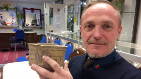 FOTOS: Usó por años una vasija para guardar su cepillo de dientes y descubrió que tenía 4.000 años