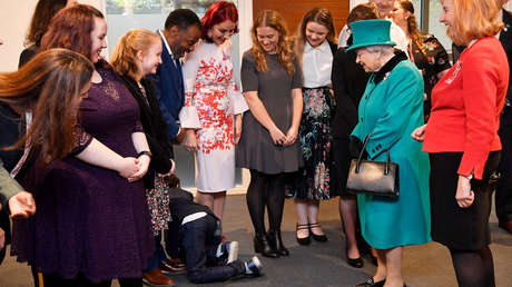 "¡Adiós!": Un niño 'escapa' gateando de la reina Isabel II (VIDEO)