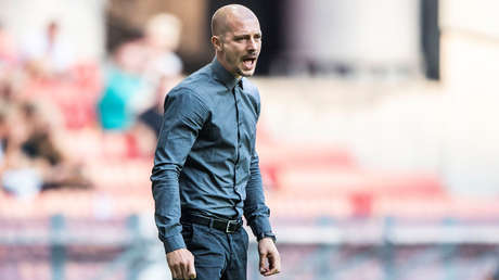 VIDEO: Un entrenador suplica de rodillas ante el árbitro y consigue alargar el tiempo adicional