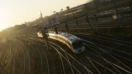 VIDEO: El hijo de una fiscal acusado de abuso sexual es obligado a bajar de un tren en Argentina