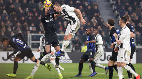 VIDEO: Futbolistas de la Juventus se 'inventan' un extraño pero eficaz 'tiki-taka' con el rostro