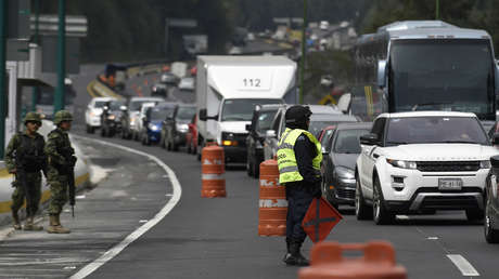VIDEOS: Un conductor embiste a un policía y lo lleva varios kilómetros encima de su coche en México