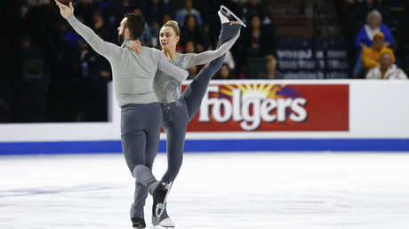 VIDEO: Un patinador deja caer a su pareja y ella se golpea la cabeza contra el hielo