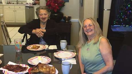 "Simplemente lloramos mucho": Una madre se reúne con su hija, a la que creía muerta desde 1949