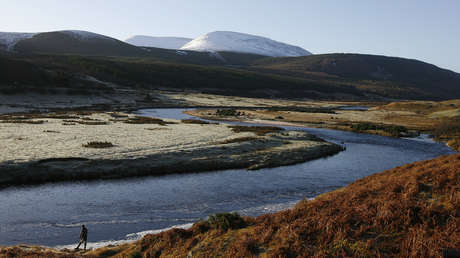 FOTOS: Avistan extraño fenómeno de cientos de 'crepes' de hielo' en un río de Escocia