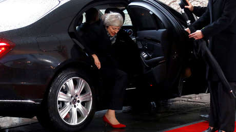 VIDEO: Theresa May se queda atrapada en un coche antes de su reunión con Merkel