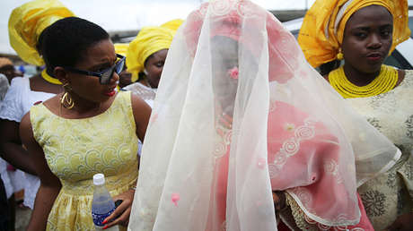 "No es un abuelo con su nieta": La boda de un hombre de 70 años y una chica de 15 años sacude la Red