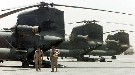 Fotos: Militares de EE.UU. vuelan en un C-130 Hercules con las piernas colgando en el aire