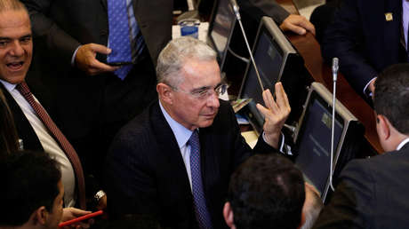 VIDEOS: Lanzan una bolsa con ratones a la bancada de Uribe en el Congreso de Colombia