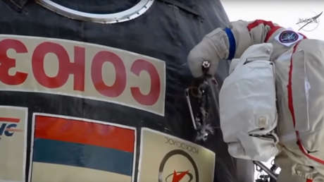 Cirugía espacial: Cosmonautas toman muestras del exterior del misterioso agujero en la EEI (VIDEO)