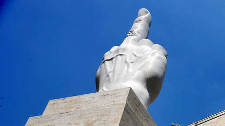 Espera 10 años en vano por el permiso para ampliar su casa y se venga con un gigantesco dedo medio