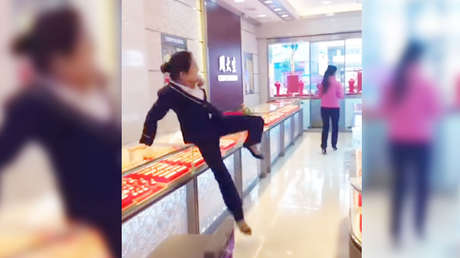 VIDEO: 'Roban' joyas en tiendas para dejar en ridículo a los vendedores