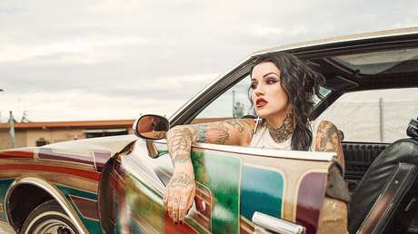 Mujer enfurece y destroza un automóvil tras un percance vial en México