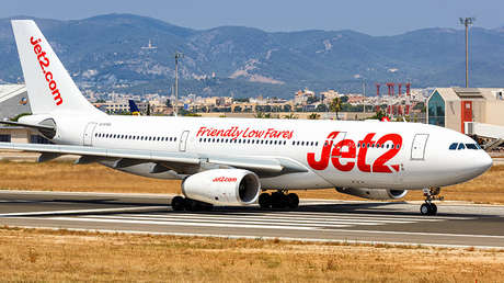 Multan y prohíben volar a una pareja por provocar el desvío de un avión tras pelearse a bordo