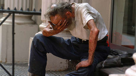 Donde las dan, las toman: Acosan al hombre que arrojó un kebab a la cara de un vagabundo (VIDEO)