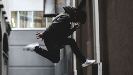 VIDEO: Estudiante derriba a su profesor en plena clase con una técnica de 'wrestling'