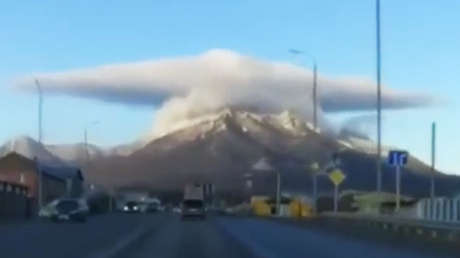 Nave espacial, hongo nuclear o sombrero: Espectacular nube deja perpleja a una ciudad rusa (VIDEO)