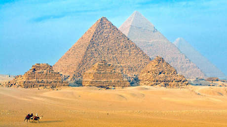 Apresan a un guía de camellos como cómplice de la pareja que se filmó desnuda en la pirámide de Giza