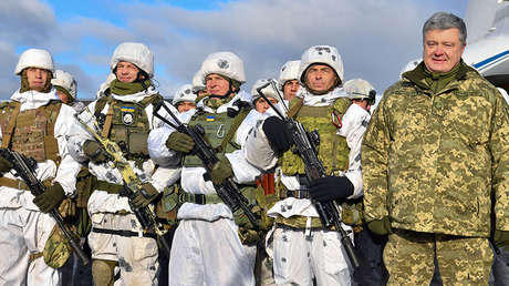 FOTO: Militar con emblema de las SS junto a Poroshenko dice que creía que era la bandera pirata