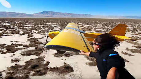 VIDEO: Un atrevido agarra el ala de una avioneta mientras se asoma de un helicóptero en pleno vuelo