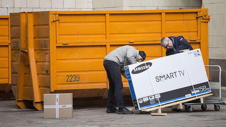 VIDEO: El torpe intento de un ladrón de robar una tele muy grande para su coche