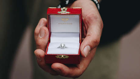 Le pide matrimonio antes de un 'Clásico' mexicano pero no consigue el 'sí' (VIDEO)