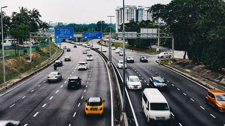 VIDEO: Sufre un ataque en carretera y su hijo de ocho años se pone al volante y salva la situación