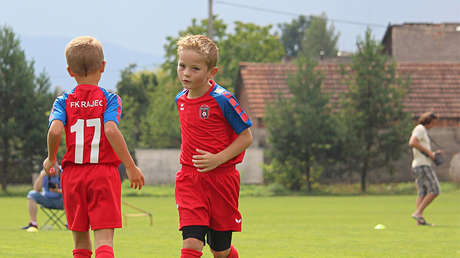 VIDEO: Pareja ataca a un niño de 6 años por 'jugar sucio' contra su hijo en un partido de fútbol
