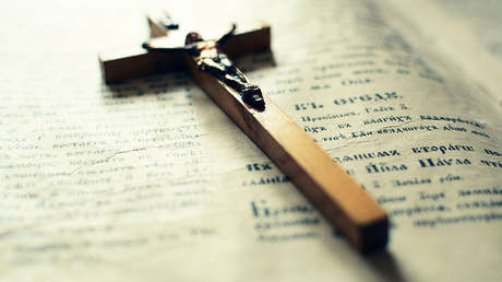 Una pareja denuncia que un sacerdote arruinó el funeral de su hijo suicida