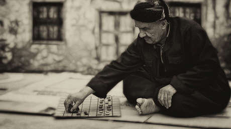 Hallan un 'juego de mesa' de 4.000 años de antigüedad con el que los nómadas se divertían