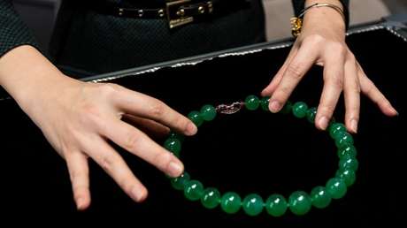 Un ladrón se traga un collar de 1,4 millones de dólares para evitar ser arrestado