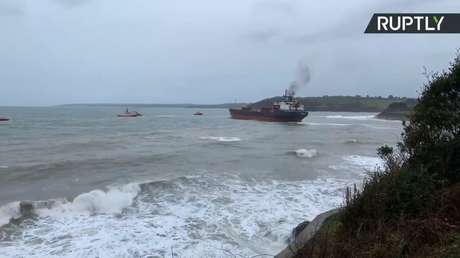 VIDEO: Rescatan a un buque de carga ruso encallado en la costa del Reino Unido