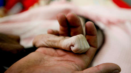 Contra la orden de Trump: una yemení viaja a EE.UU. para ver a su hijo enfermo